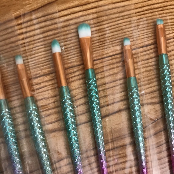 Mermaid tails colorful make up brushes bundle - Picture 4 of 6